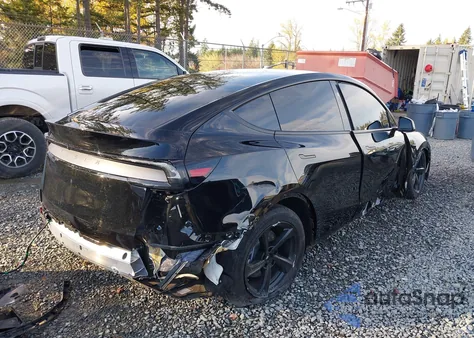 2026 Tesla Model Y Long Range Dual Motor All-Wheel Drive z USA, uszkodzony, nr VIN 7SAYGDED2TF389590